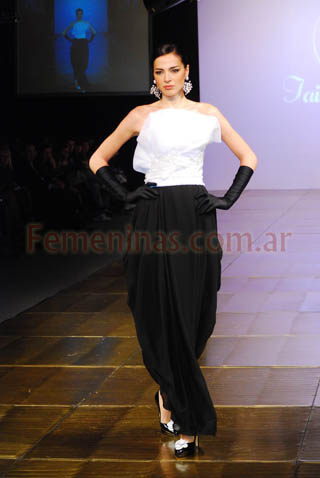 Vestido largo falda bombee negra strapless blanco con pliegues